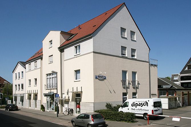 Historische Aufnahme des erweiterten Modehauses nach dem Umbau 1995